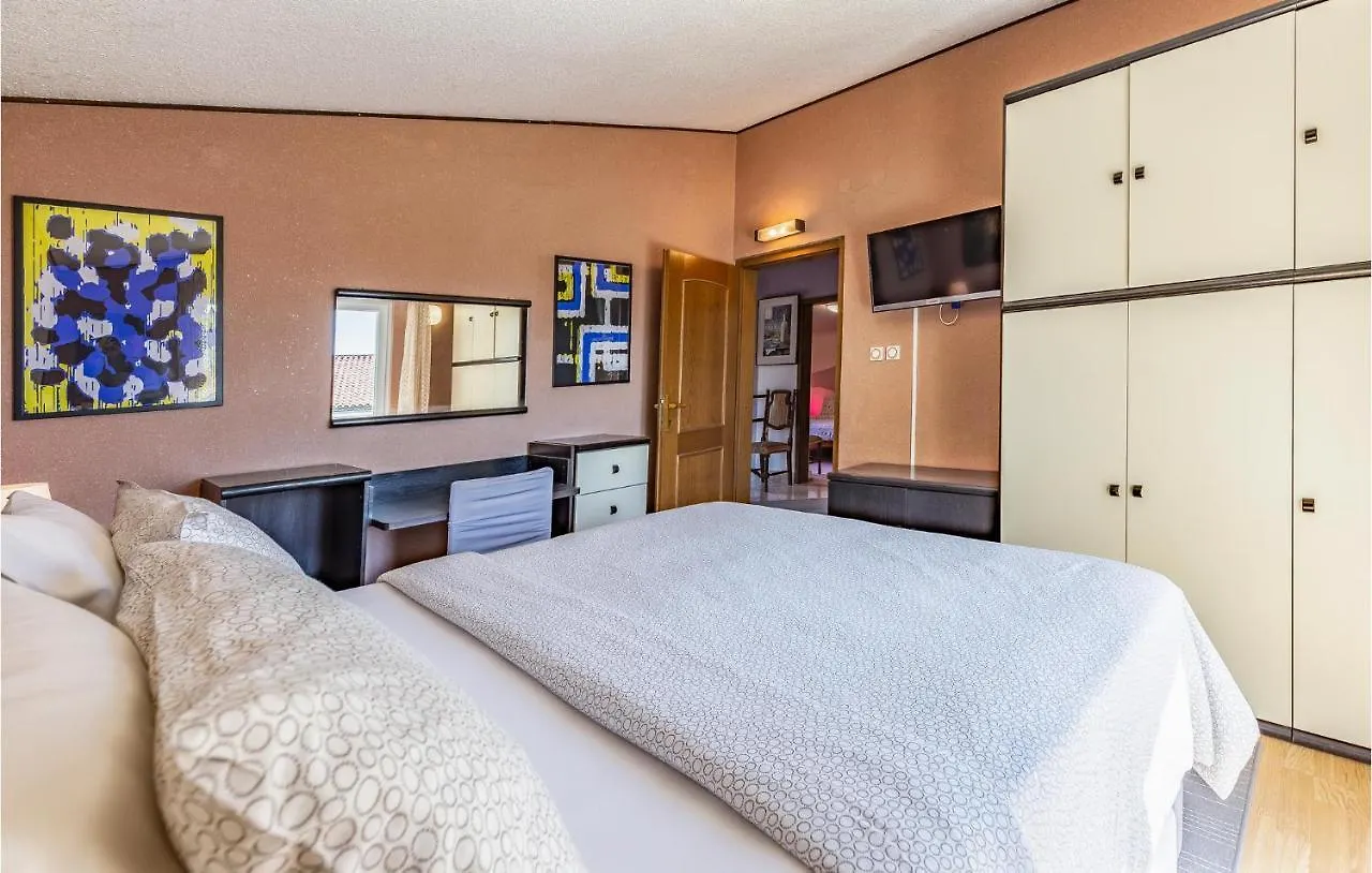 Cozy Home In Medulin With Kitchen Holiday home