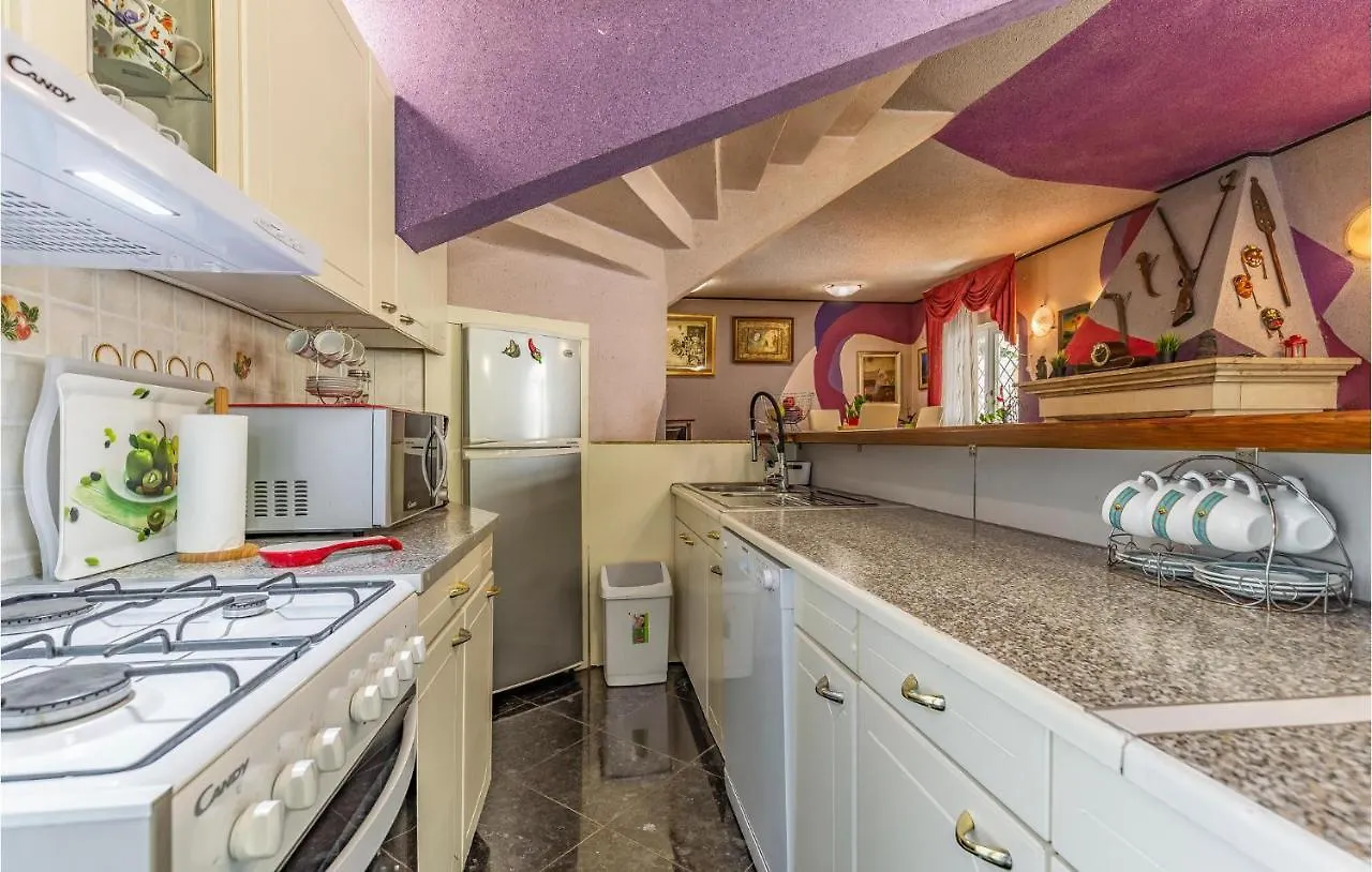 Holiday home Cozy Home In Medulin With Kitchen